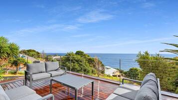 House | 5 bedrooms, desk, iron/ironing board, Internet