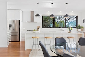 House, Accessible | 5 bedrooms, Internet - The Ocean s Edge Luxury Entertainer With Views (Mount Martha)