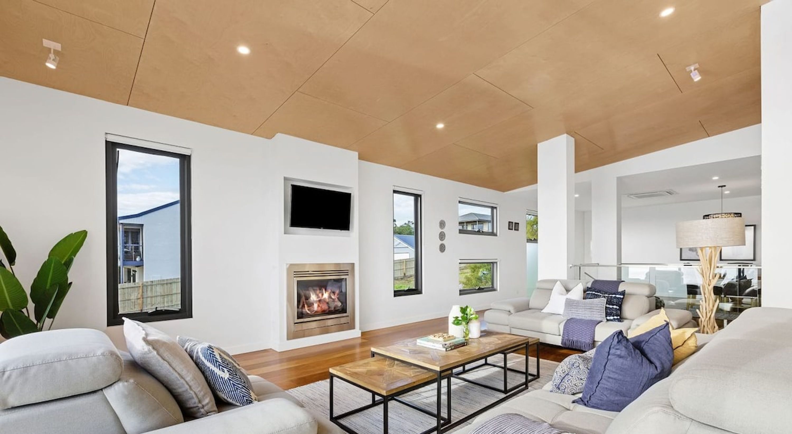 Amplio salón con chimenea, ventanas grandes y diseño moderno.