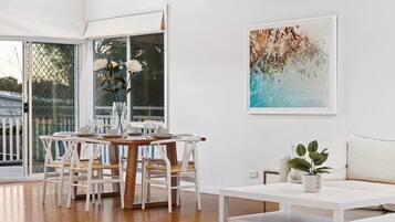 5 bedrooms, iron/ironing board, Internet