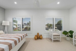 House, Accessible - Modern Waterfront Retreat Private Pool Dock (Gold Coast)