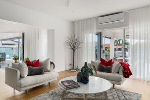 House, Accessible - Modern Waterfront Retreat Private Pool Dock (Gold Coast)