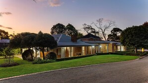 Une maison moderne avec une pelouse bien entretenue et une allée en gravier.