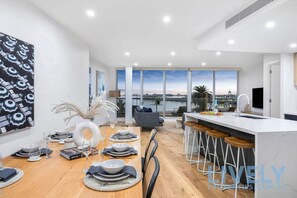 3 bedrooms, Internet - Beach Street Luxury 3 Bed With Beach Bay Views (Port Melbourne)