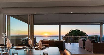 Hillside Luxe With Spa Bay Views