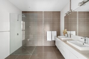 House, Accessible - Luxe Family Entertainer on Canal Private Pool (Gold Coast)