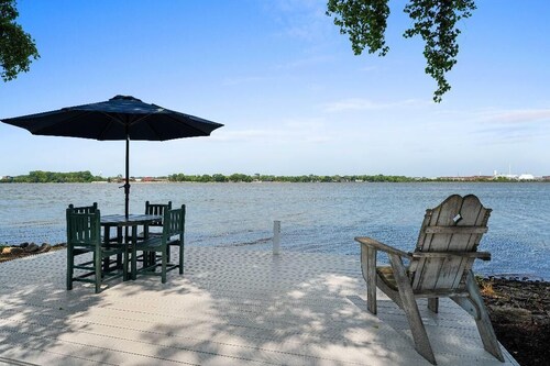 Adorable 3 Bedroom Home on Fox River Near Lambeau Field for Rent
