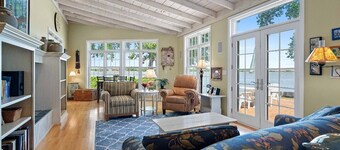 Adorable 3 Bedroom Home on Fox River Near Lambeau Field for Rent
