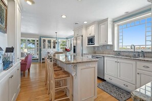 Fridge, microwave, dishwasher - Adorable 3 Bedroom Home on Fox River Near Lambeau Field for Rent
 (Green Bay)