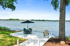 Terrace/patio - Adorable 3 Bedroom Home on Fox River Near Lambeau Field for Rent
 (Green Bay)