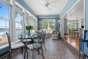 Dining - Adorable 3 Bedroom Home on Fox River Near Lambeau Field for Rent
 (Green Bay)