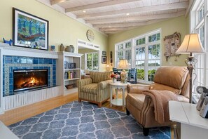 Living area - Adorable 3 Bedroom Home on Fox River Near Lambeau Field for Rent
 (Green Bay)