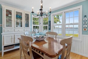 Dining - Adorable 3 Bedroom Home on Fox River Near Lambeau Field for Rent
 (Green Bay)