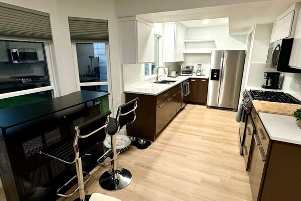 Kühlschrank, Mikrowelle, Ofen, Herdplatte