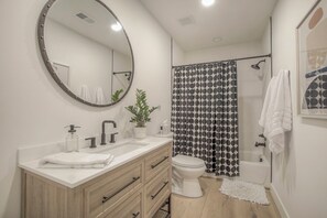 Dusj, håndklær, såpe og sjampo