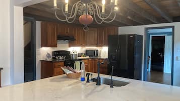 冰箱、微波炉、烤箱、炉灶