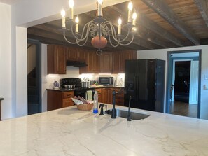 Jääkaappi, mikroaaltouuni, uuni, liesi