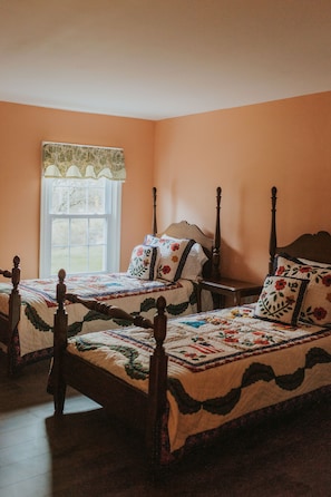 3 bedrooms, desk, iron/ironing board, travel crib