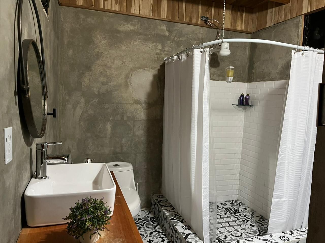 Toallas, jabón, papel de baño 