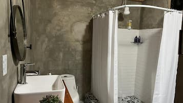 Serviettes fournies, savon, papier toilette