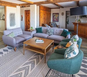 Smart TV, libros y biblioteca musical 