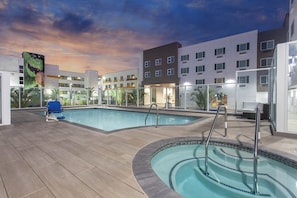 Pool - Club Wyndham Anaheim - 1 Bedroom (Anaheim)