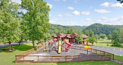 Gatlinburg | Flexible Golf Retreat | Pool + Golf | 2BR Lock-Off