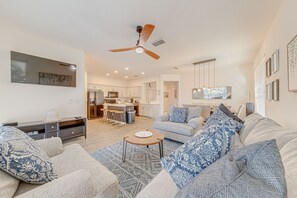 TV, books - Beautiful 4 Bedroom pool home in gated community (Davenport)