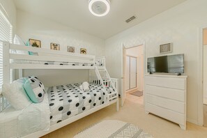 4 bedrooms, iron/ironing board, WiFi, bed sheets - Beautiful 4 Bedroom pool home in gated community (Davenport)