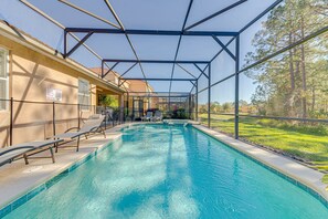A heated pool - Beautiful 4 Bedroom pool home in gated community (Davenport)