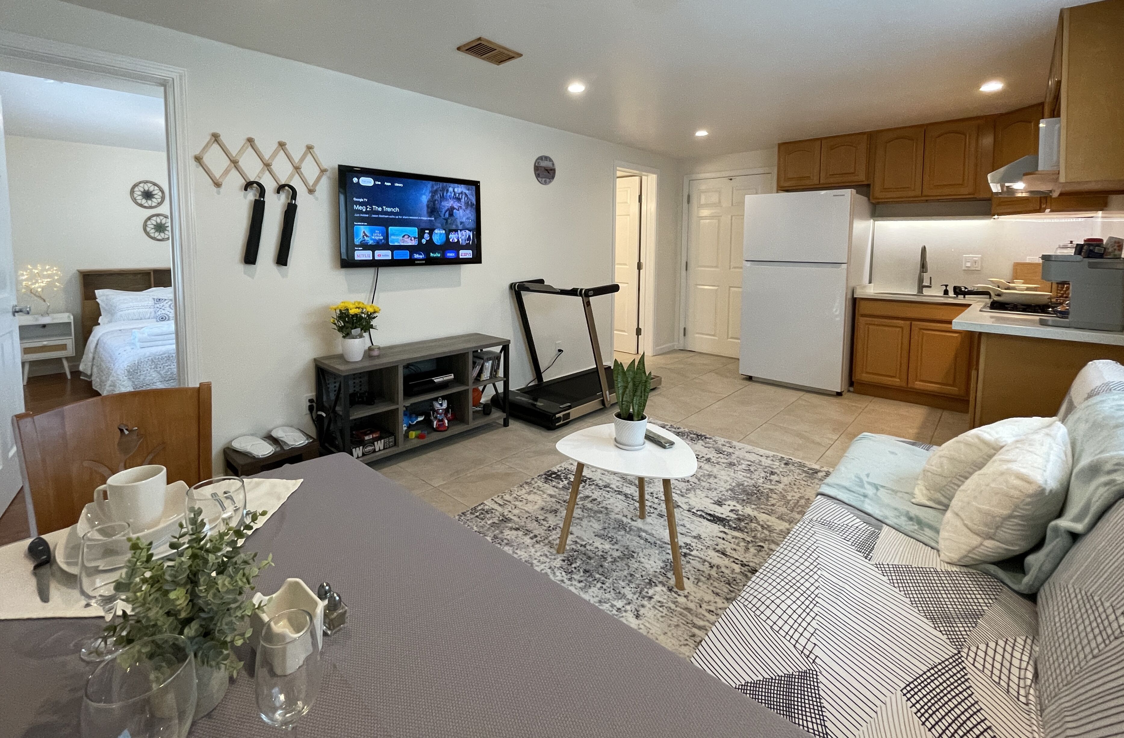 Coastal Getaway: Luxe Suite near Cliff, Lake & Local Shops