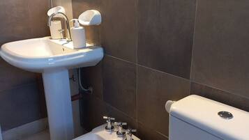 Premium Apartment | Bathroom | Bathtub, deep soaking tub, bidet, towels