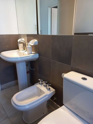 Departamento Premium | Baño | Tina, tina profunda, bidet, toallas 