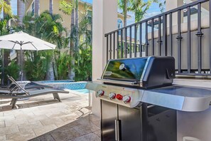 Terrace/patio - LUXE: 2 King Suites, Pool & Spa, Walk to Beach (Naples)