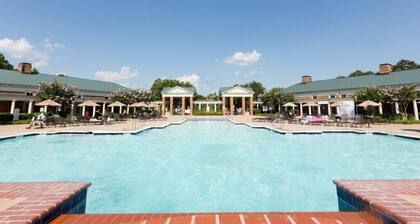 Williamsburg | Family Colonial Stay | Pool + Hot Tub | 2BR Condo