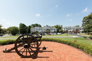 Property grounds - Williamsburg | Family Colonial Stay | Pool + Hot Tub | 2BR Condo (Williamsburg)