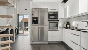 Geladeira, micro-ondas, fogão, cooktop