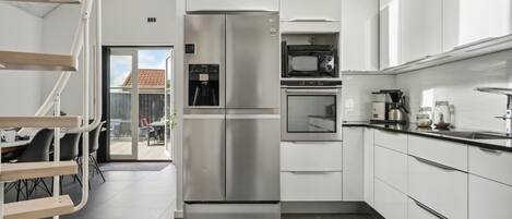 Frigorifero, forno, piano cottura, lavastoviglie