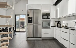 Fridge, microwave, oven, stovetop - 1 bedroom cozy home in Otterup (Otterup)
