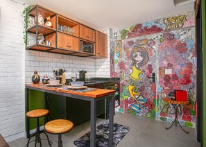 Apartamento design | Cozinha privada | Talheres/pratos/utensílios de cozinha