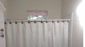 Ein kleines, schlichtes Badezimmer mit Toilette, Bidet und Waschbecken.