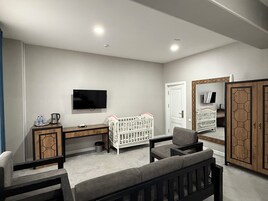 Deluxe Double Room | Desk, soundproofing, iron/ironing board, free WiFi