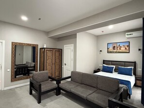 Deluxe Double Room | Desk, soundproofing, iron/ironing board, free WiFi