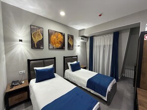 Habitación estándar con 2 camas individuales | Escritorio, insonorización, tabla de planchar con plancha y wifi gratis 