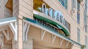 Entrada de hotel com uma placa indicando 'OCEAN RESORT & SPA'.