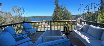 Harbor Vista On Par: Whidbey’s newest remodeled space with water views & hot-tub