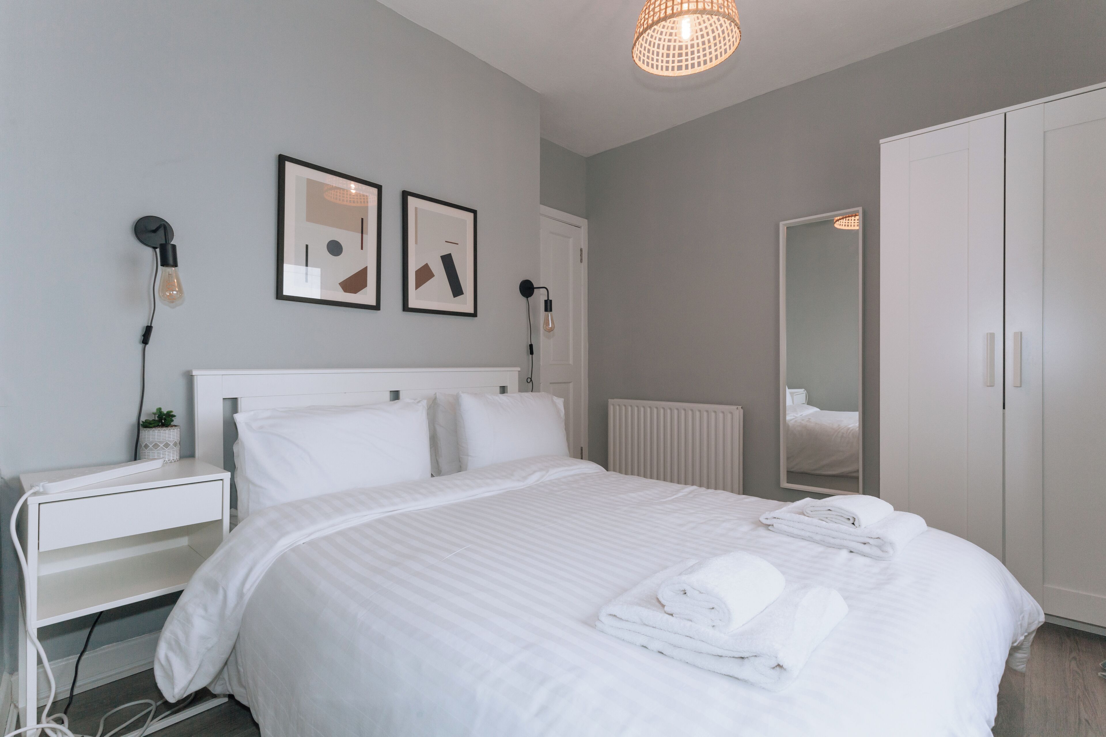 4 bedrooms, iron/ironing board, internet, bed sheets