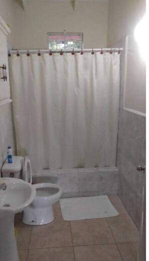 Shower - Pewee End Deluxe B (Gros Islet)
