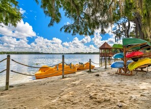 Une plage avec des kayaks et une structure en bois.