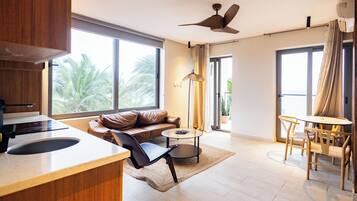 Appartement Deluxe, 1 chambre, balcon, vue mer | Coin séjour | TV connectée de 40 pouces avec chaînes par satellite, Netflix, Hulu